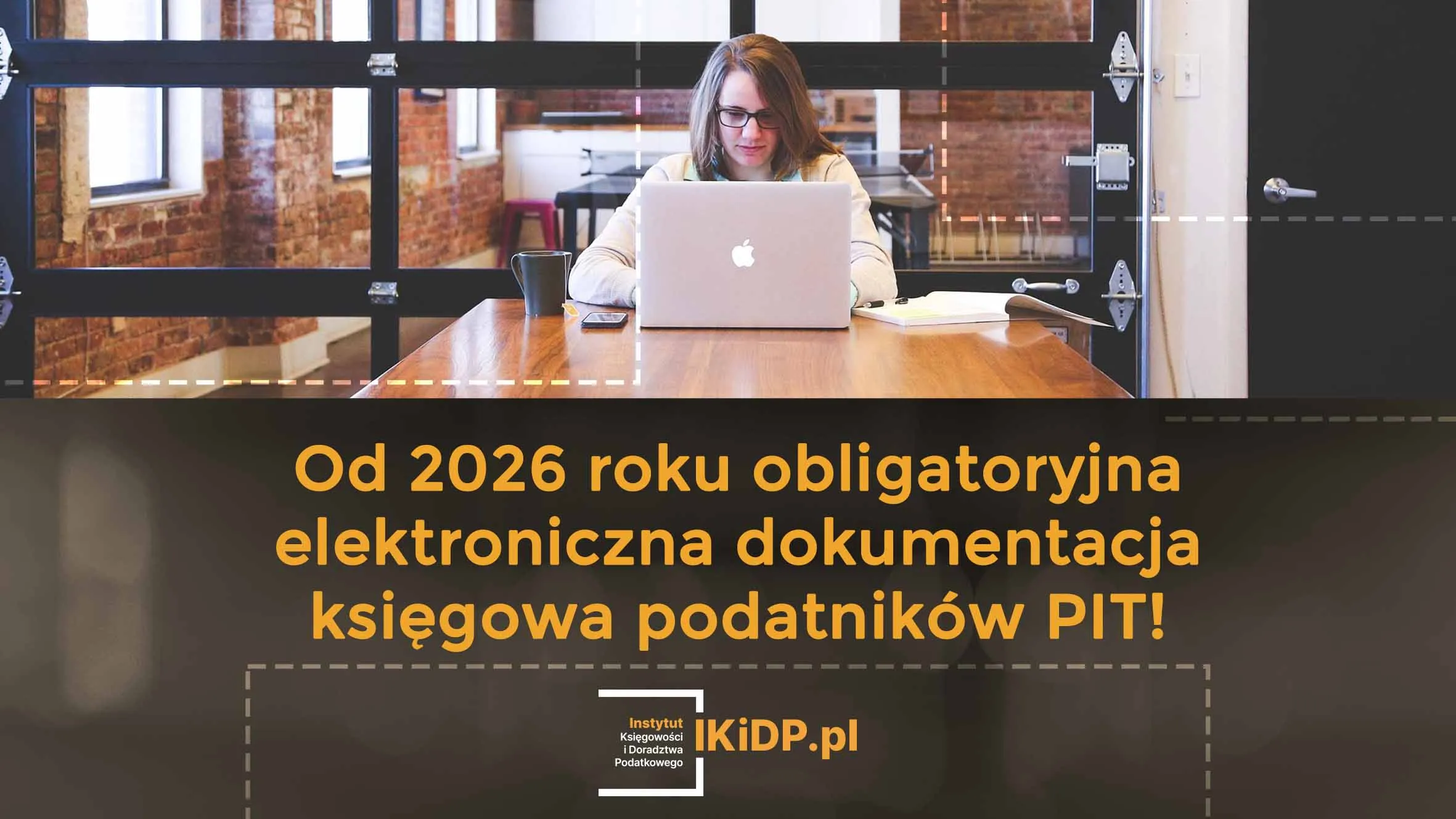 Księgowa przy komputerze prowadzi obligatoryjną dokumentację PIT.