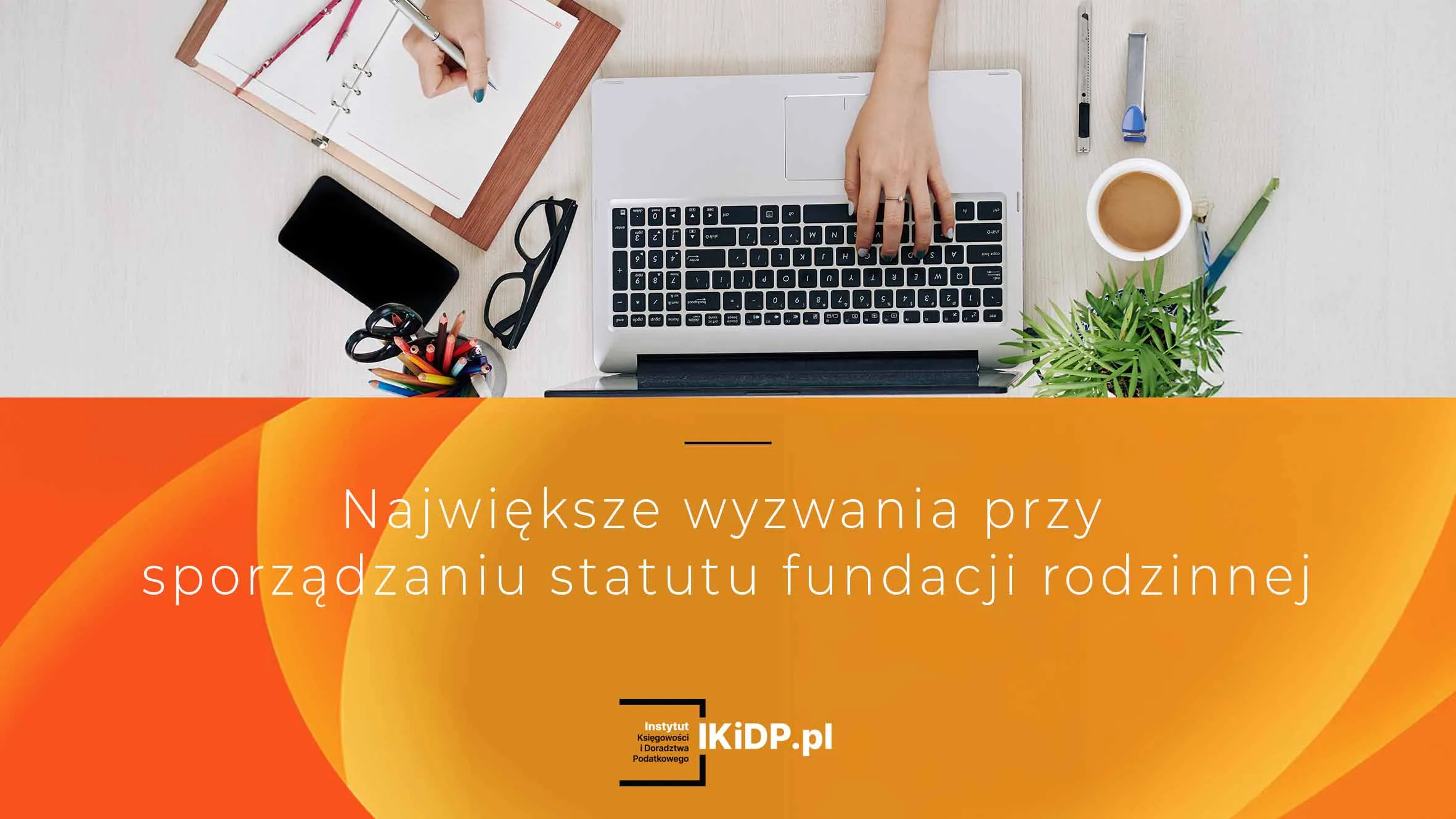 Podatnik szuka odpowiedzi w laptopie na temat tego jakie są największe wyzwania przy sporządzaniu statutu fundacji rodzinnej